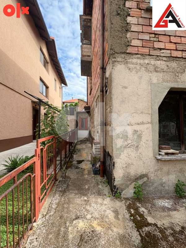 Kuća 240 m2 stambenog prostora i 465 m2 okućnice -  Zenica 10