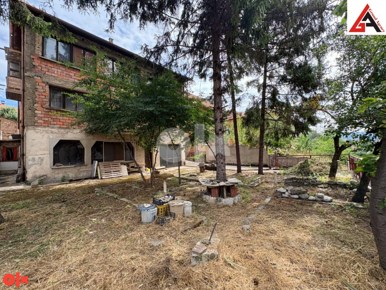 Kuća 240 m2 stambenog prostora i 465 m2 okućnice -  Zenica 11