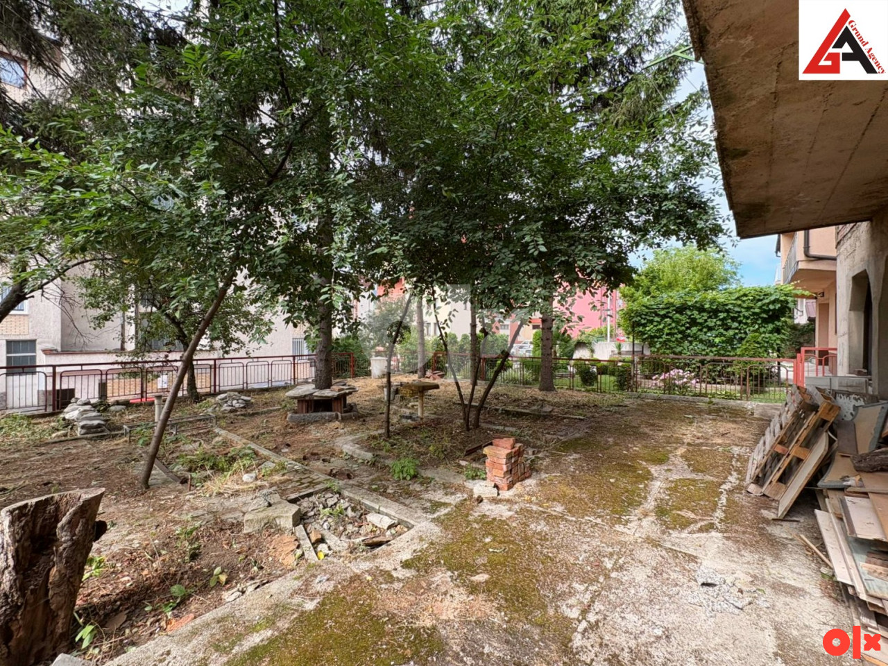Kuća 240 m2 stambenog prostora i 465 m2 okućnice -  Zenica 12