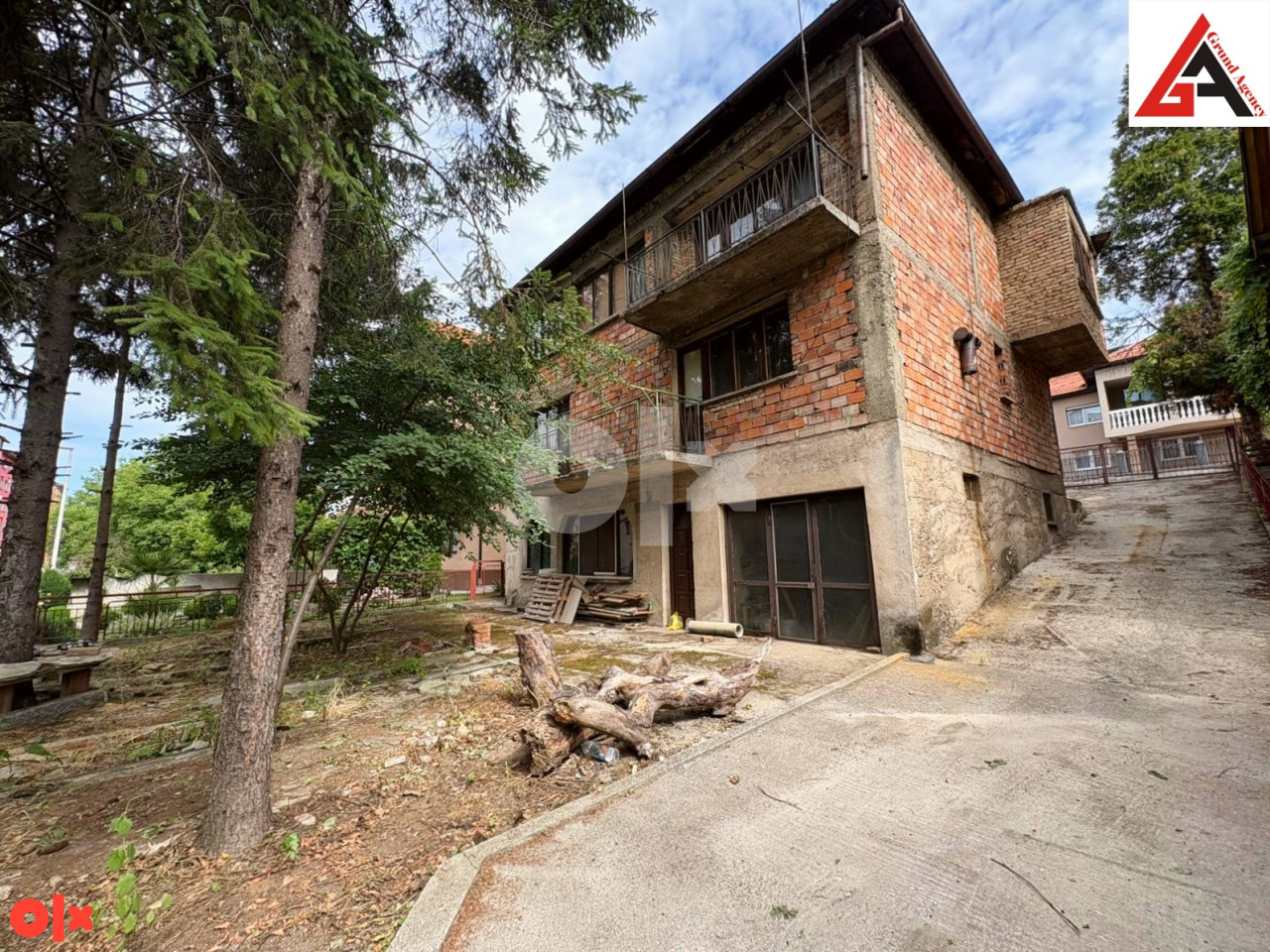 Kuća 240 m2 stambenog prostora i 465 m2 okućnice -  Zenica 14