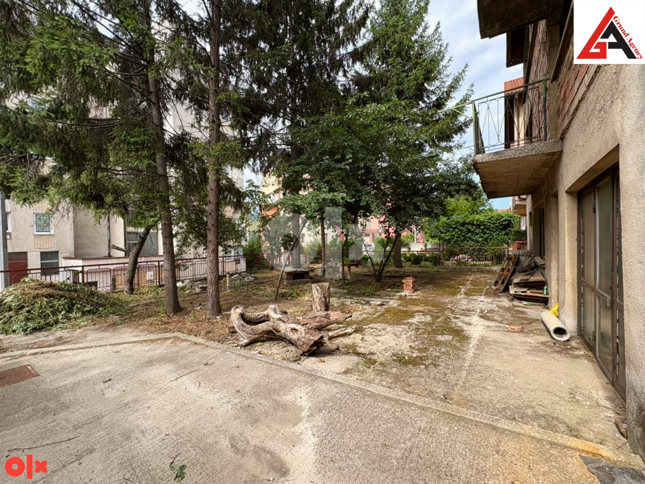 Kuća 240 m2 stambenog prostora i 465 m2 okućnice -  Zenica 15