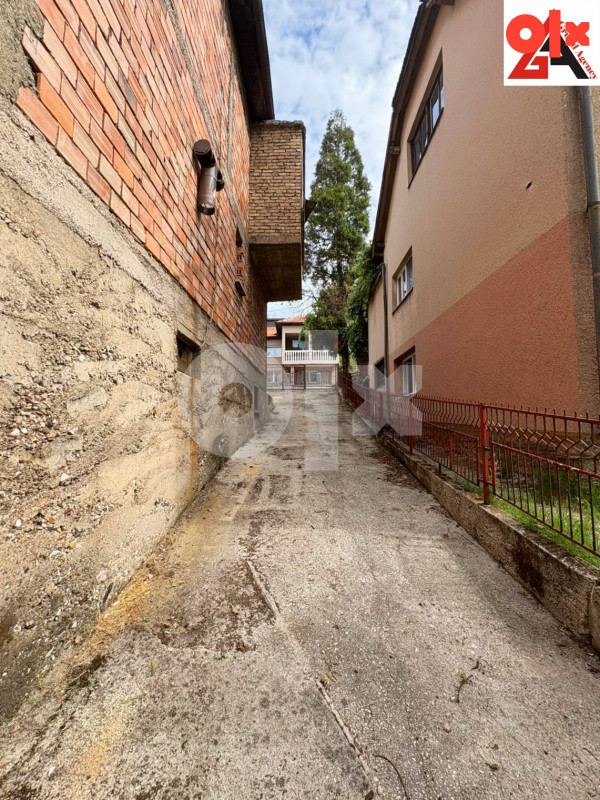 Kuća 240 m2 stambenog prostora i 465 m2 okućnice -  Zenica 16