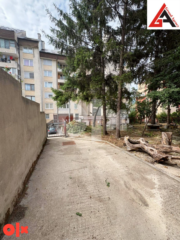 Kuća 240 m2 stambenog prostora i 465 m2 okućnice -  Zenica 17