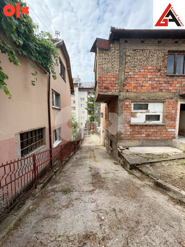 Kuća 240 m2 stambenog prostora i 465 m2 okućnice -  Zenica 18