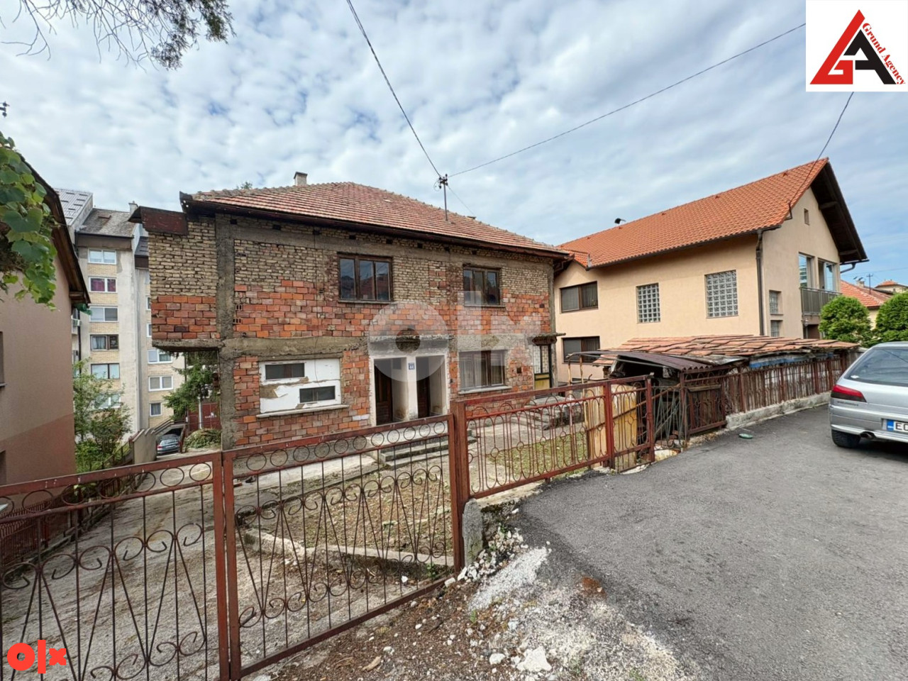 Kuća 240 m2 stambenog prostora i 465 m2 okućnice -  Zenica