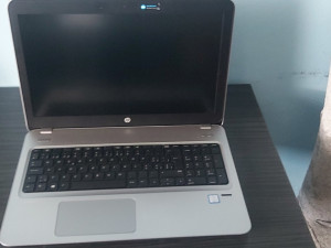 HP 450 G4 I5 RAM8GB DDR4 SSD256 HDD500GB BATERIJA FAKTICKI NOVA