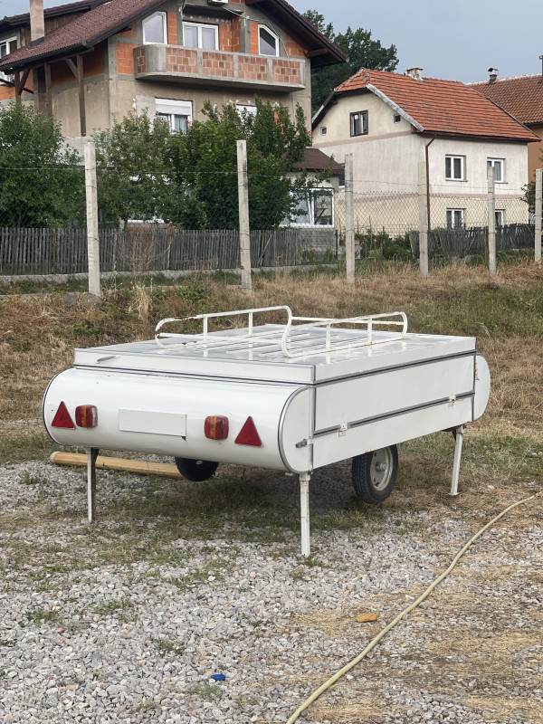 kamp prikolica uredni papiri
