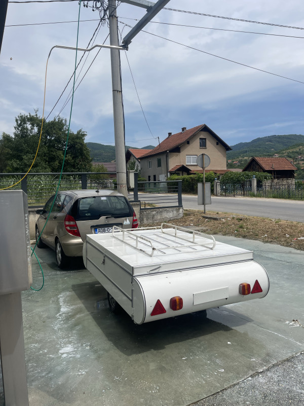 kamp prikolica uredni papiri