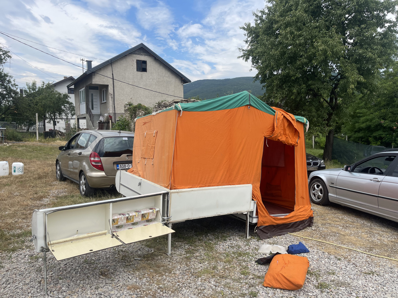 kamp prikolica uredni papiri