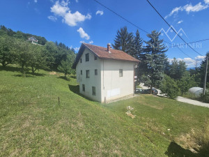 Prodajem kucu(vikendicu)sa zemljistem/RAKOVICA