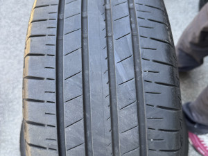 Prodajem 2 gume 225/55/17 Bridgestone 6mm