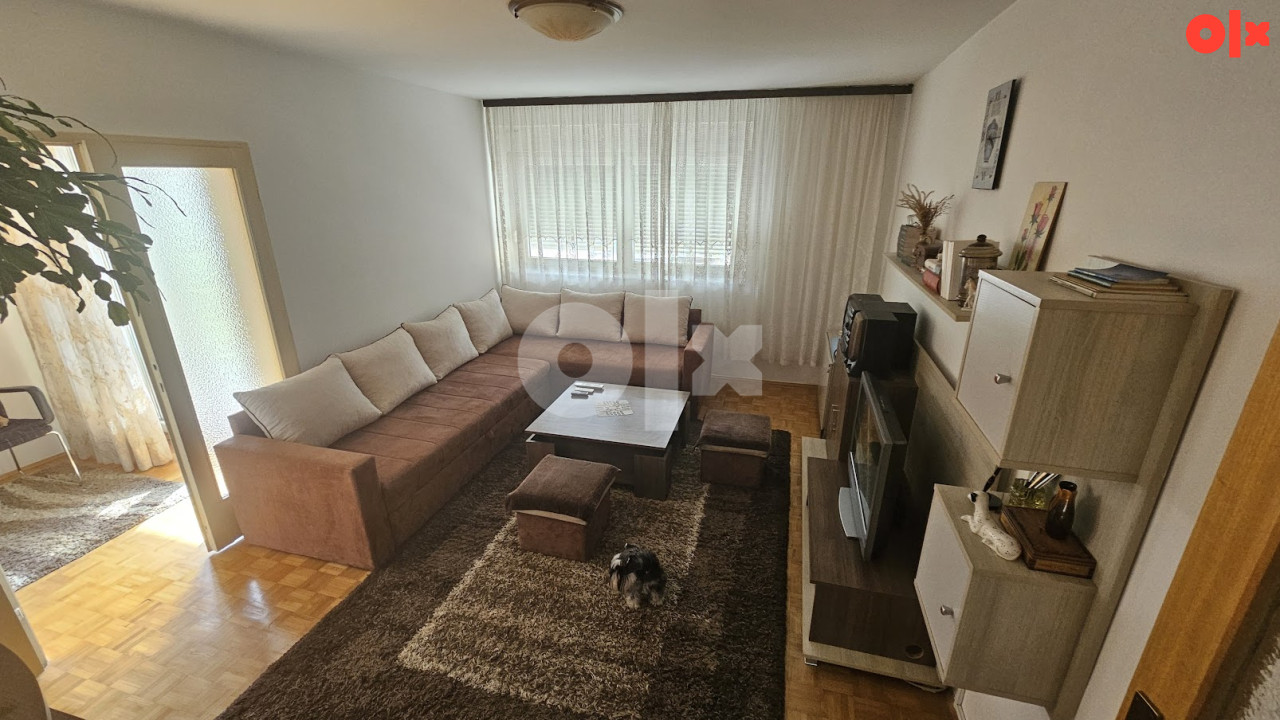 Dvosoban stan sa garažom/poslovnim prostorom u centru Kladnja
