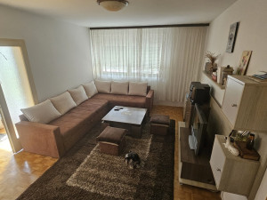 Dvosoban stan sa garažom/poslovnim prostorom u centru Kladnja