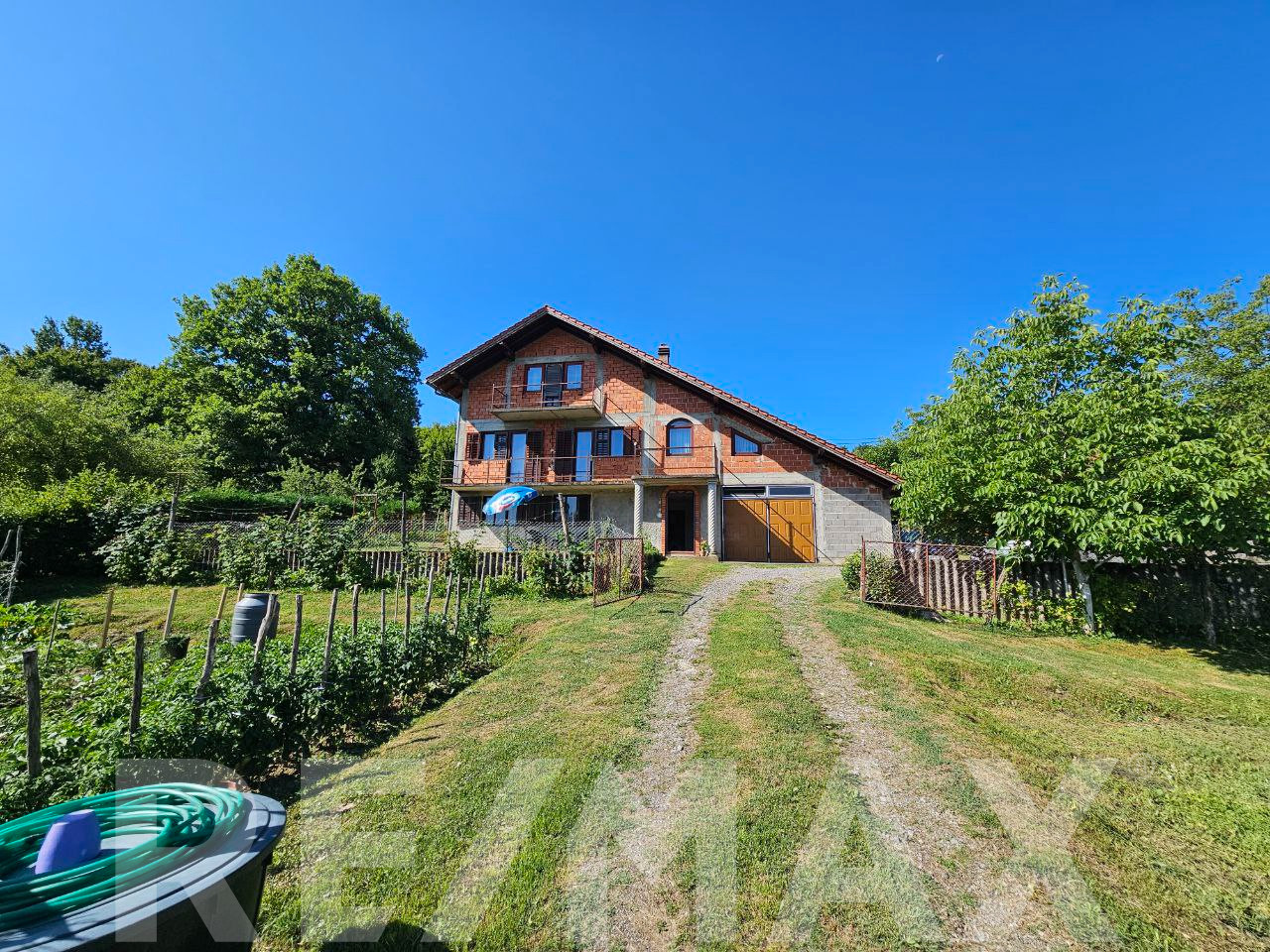 Kuća 208m2 na placu od 2710 m2 - 16km od centra Banja Luke