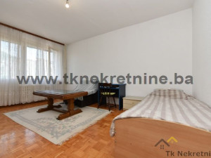 PAZAR - Funkcionalan i prostran trosoban stan 72 m2