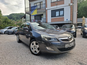 Opel Astra J 1.7 CDTI 92KW Model 2011. godina *extra stanje*