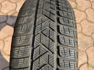 Prodajem 1 gumu 215/45/16 Pirelli 6mm