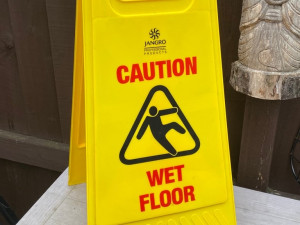 Znak klizav pod OPREZ KLIZAV POD upozorenje