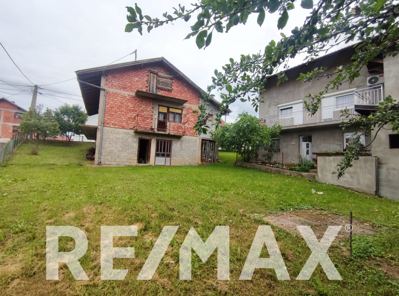 Kuća sa 2 odvojene stambene jedinice, plac 560m2, Pavlovac