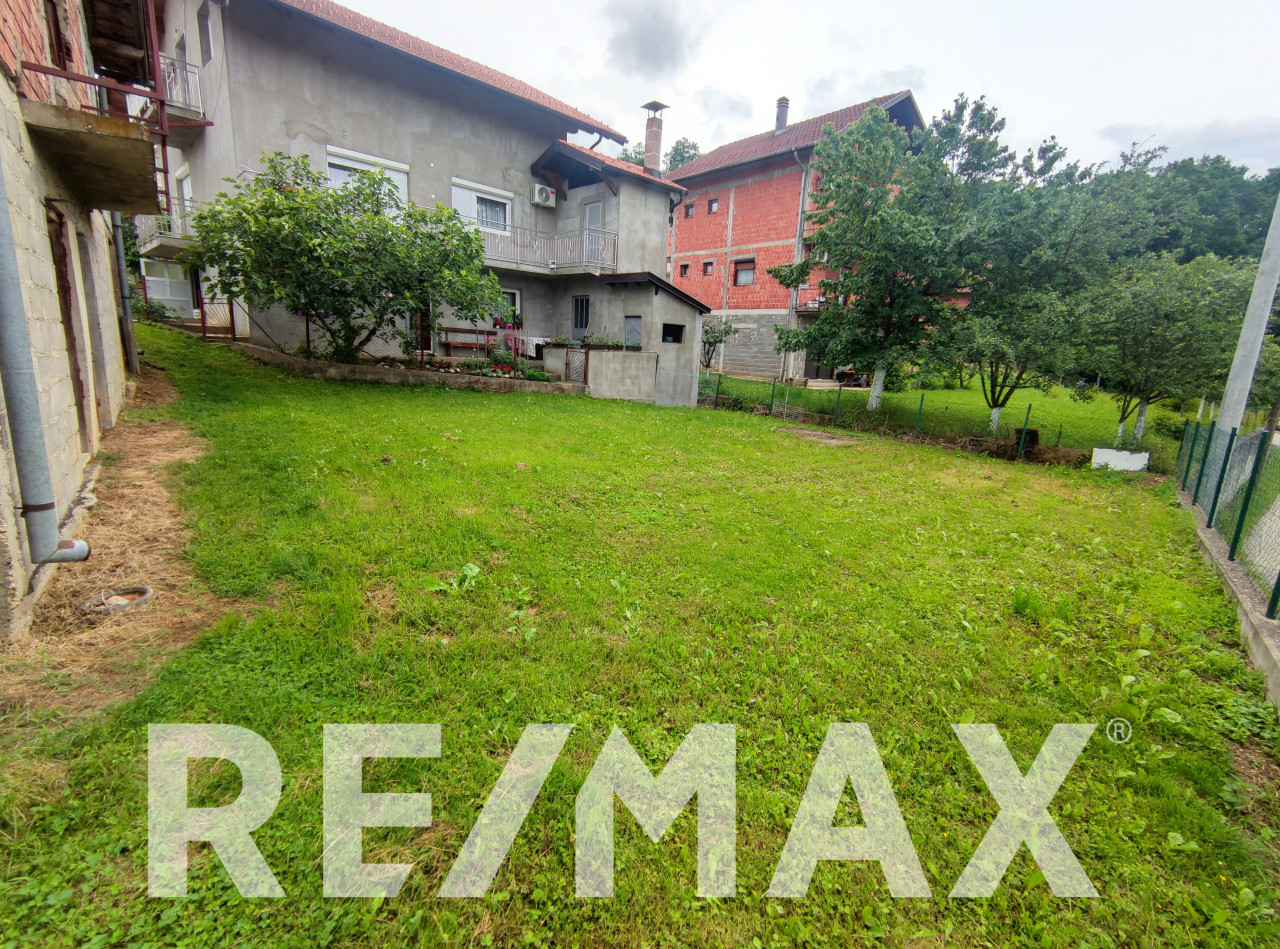 Kuća sa 2 odvojene stambene jedinice, plac 560m2, Pavlovac 2
