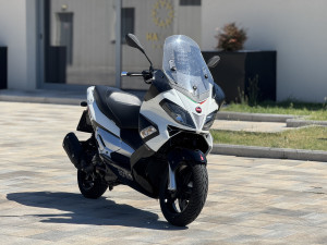 Aprilia sr max 300