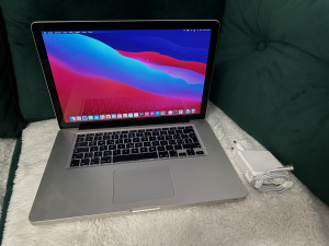 Apple MacBook Pro 15" i7 / 8GB / 256GB / Back2School