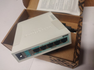 MikroTik RB260GS 6-portni Gigabit Ethernet switch