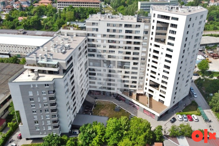 Nenamješten petosoban stan sa velikom lođom, Otoka