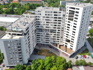 Nenamješten petosoban stan sa velikom lođom, Otoka