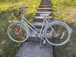 Ukrasni dekorativni bicikl za dvorište