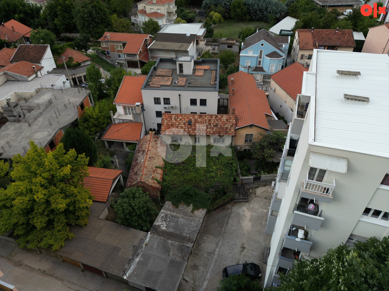 Prestižna lokacija - zemljište sa objektima i garažom 2