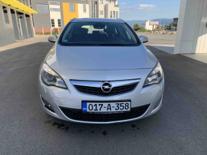 Opel Astra 2011 godina, 1.7 dizel, registrovana, citaj detaljno