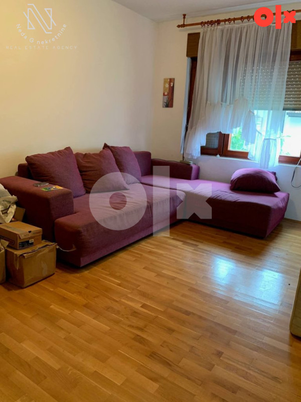 Srbac; useljiva trospratnica u centru grada 3