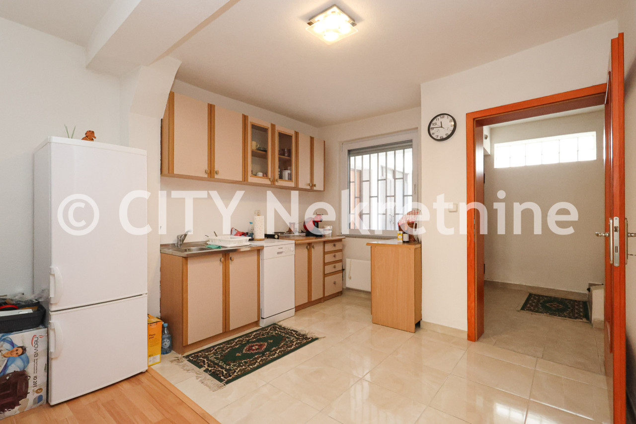 Kuća sa dvorištem - Novo Sarajevo - Hrasno brdo - 369 m2 15