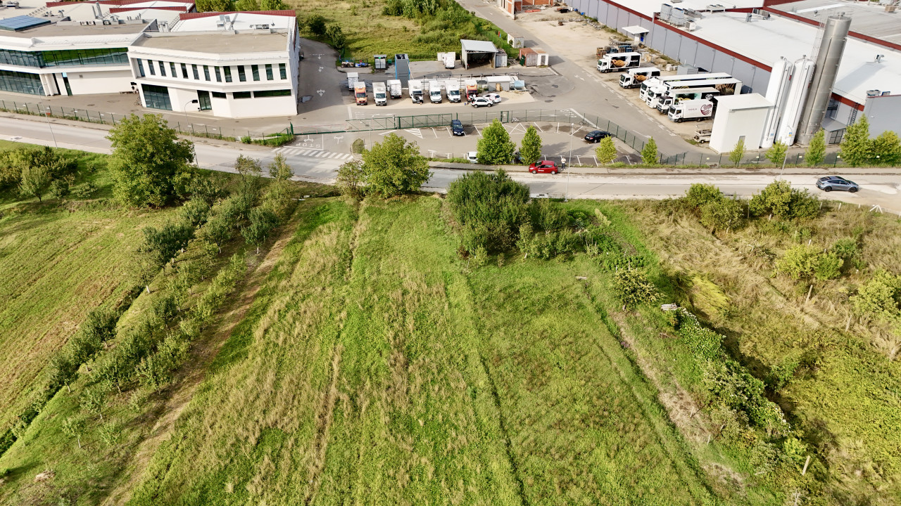 Na prodaju plac na odličnoj lokaciji, Debeljaci 2