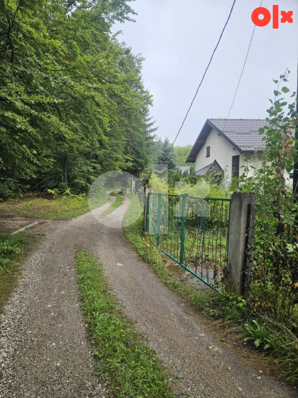 Zemljište Kiseljak Kobiljaca. 150 m od glavne ceste. Moze auto u