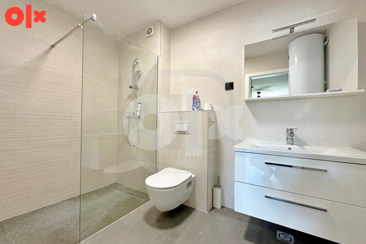 Namješten dvoetežni penthouse sa velikom terasom, Otoka 12