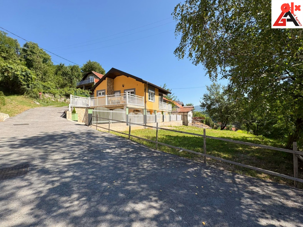 Kuća 300 m2 stamb. prostora sa garažom i 550 m2 okućnice - Zenica 4