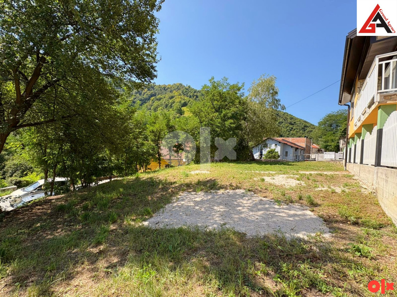 Kuća 300 m2 stamb. prostora sa garažom i 550 m2 okućnice - Zenica 5