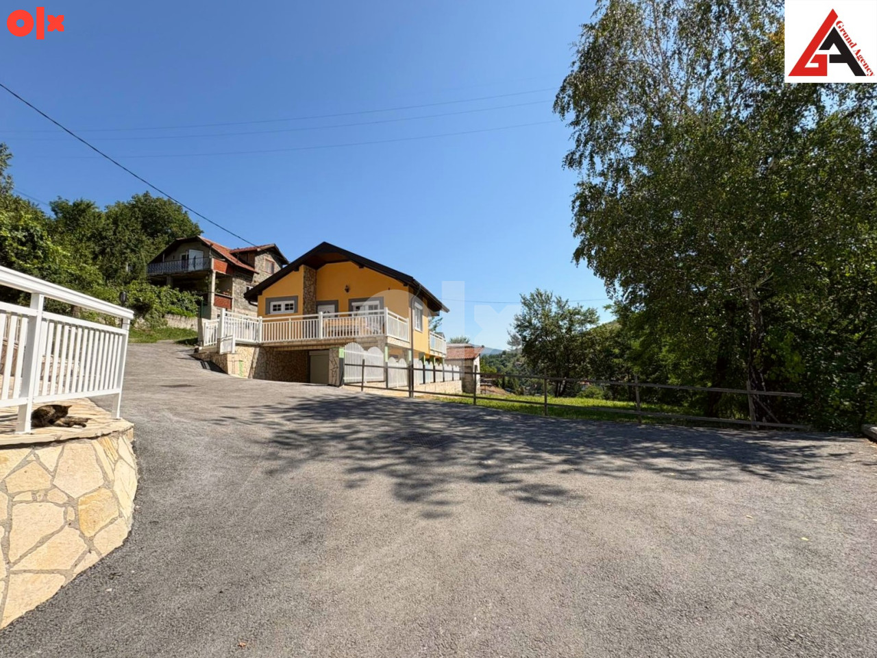 Kuća 300 m2 stamb. prostora sa garažom i 550 m2 okućnice - Zenica 7