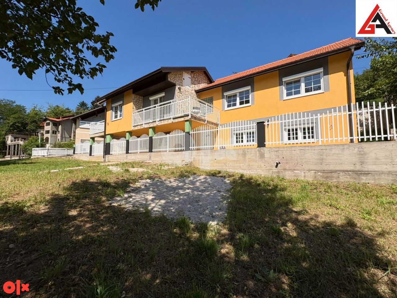 Kuća 300 m2 stamb. prostora sa garažom i 550 m2 okućnice - Zenica