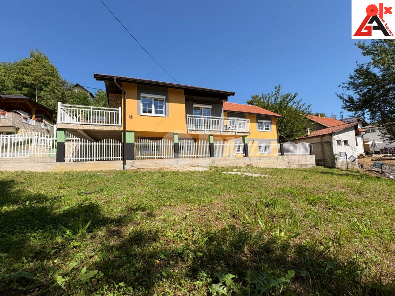Kuća 300 m2 stamb. prostora sa garažom i 550 m2 okućnice - Zenica 8