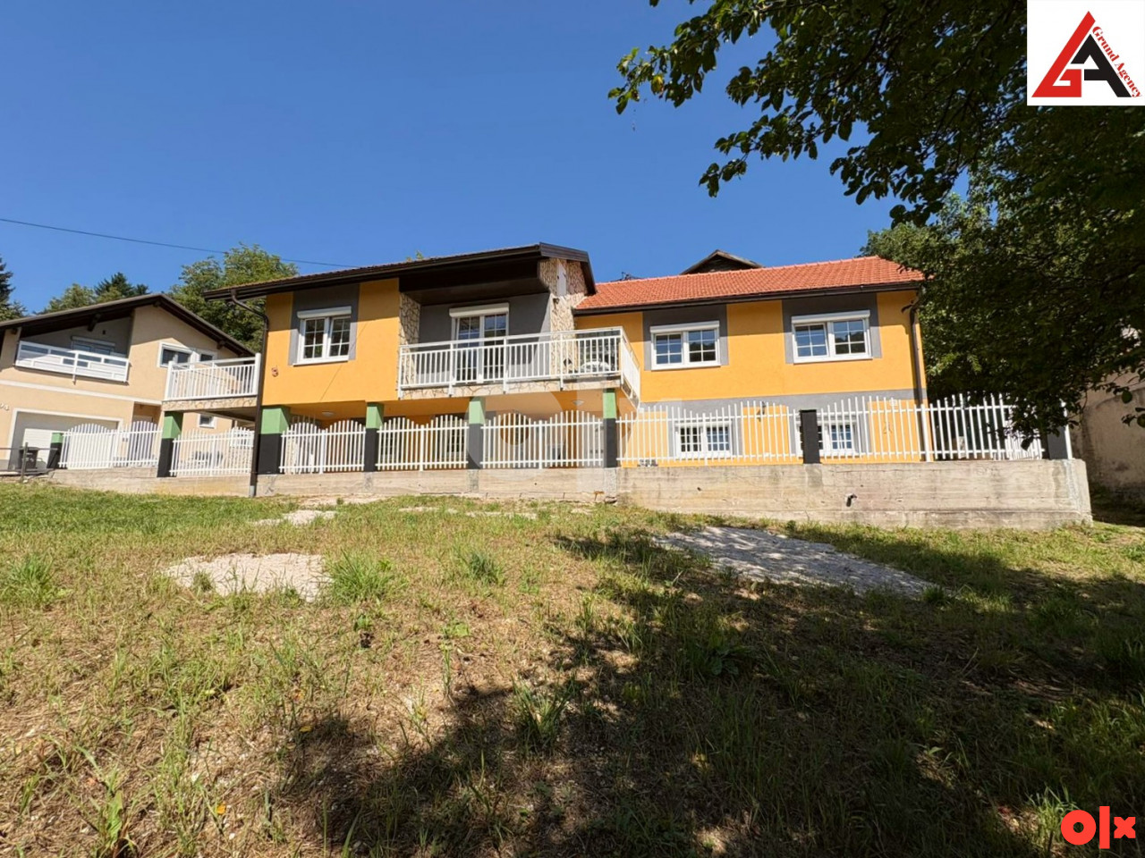 Kuća 300 m2 stamb. prostora sa garažom i 550 m2 okućnice - Zenica 10
