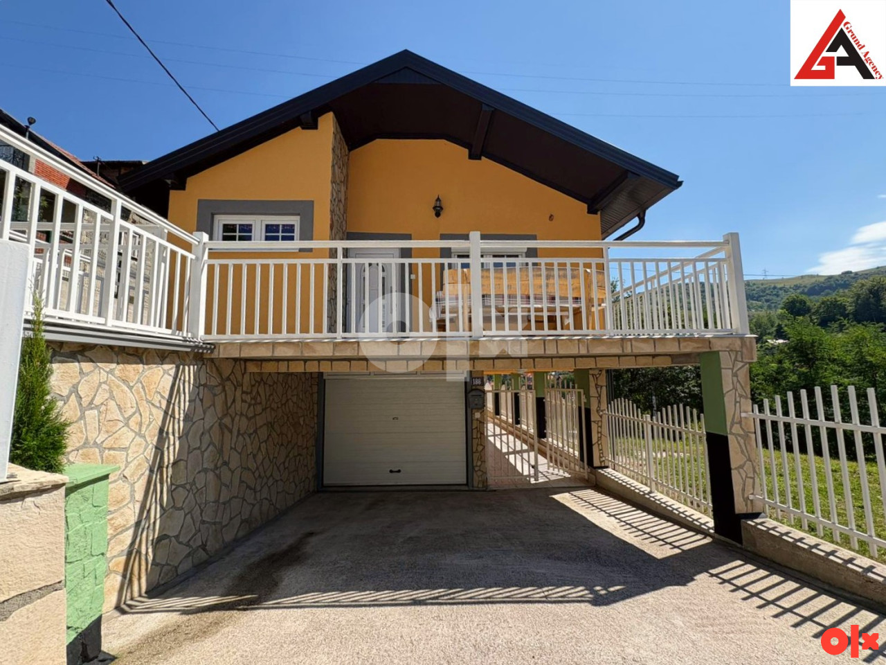 Kuća 300 m2 stamb. prostora sa garažom i 550 m2 okućnice - Zenica 11