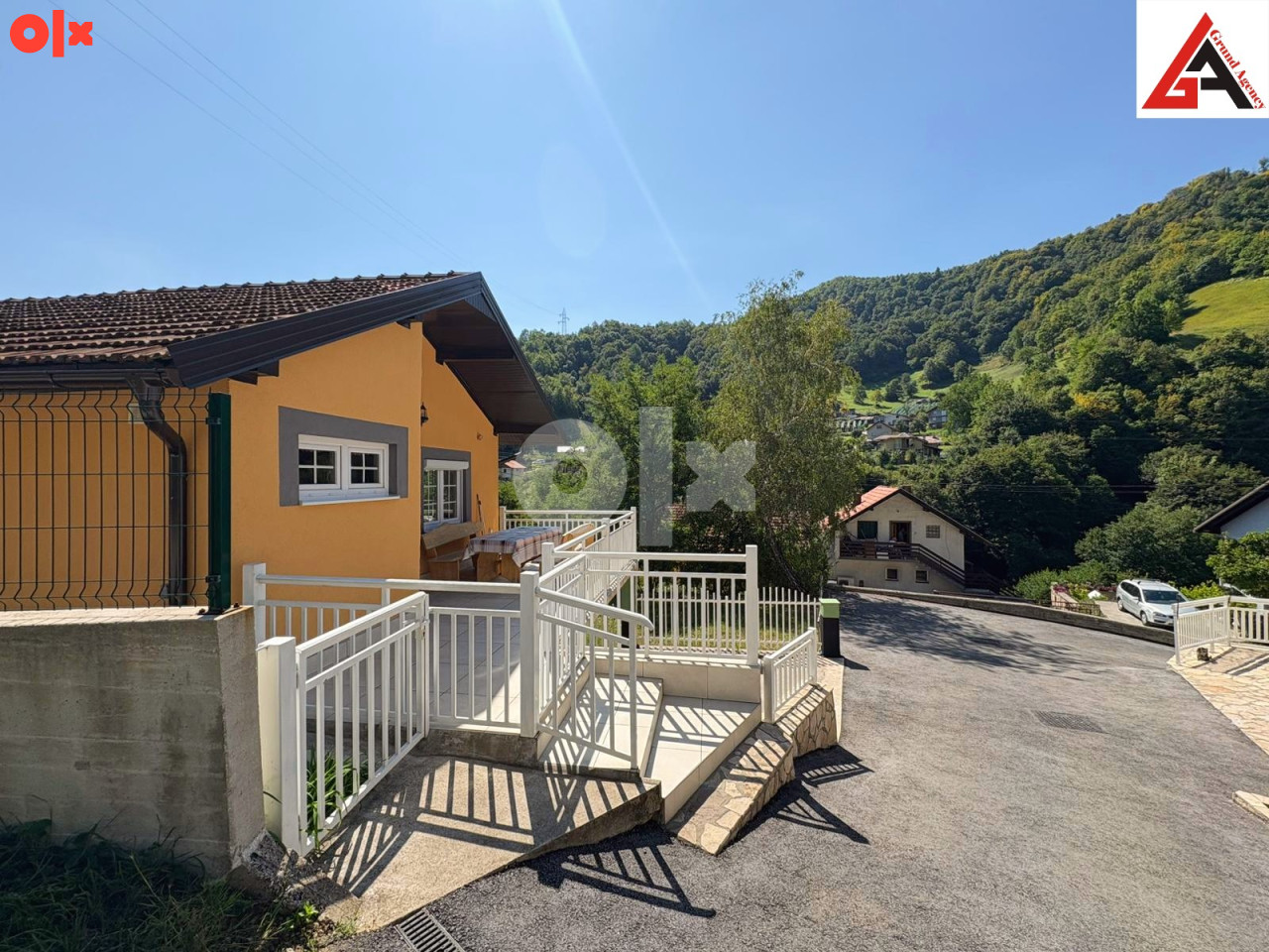 Kuća 300 m2 stamb. prostora sa garažom i 550 m2 okućnice - Zenica 12