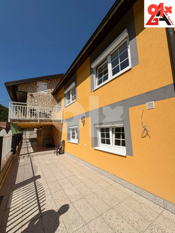 Kuća 300 m2 stamb. prostora sa garažom i 550 m2 okućnice - Zenica 15