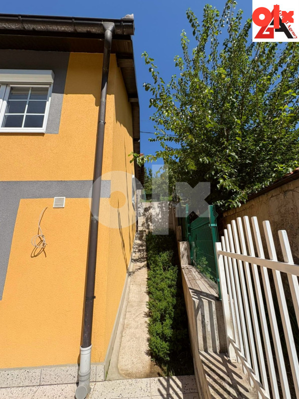 Kuća 300 m2 stamb. prostora sa garažom i 550 m2 okućnice - Zenica 16