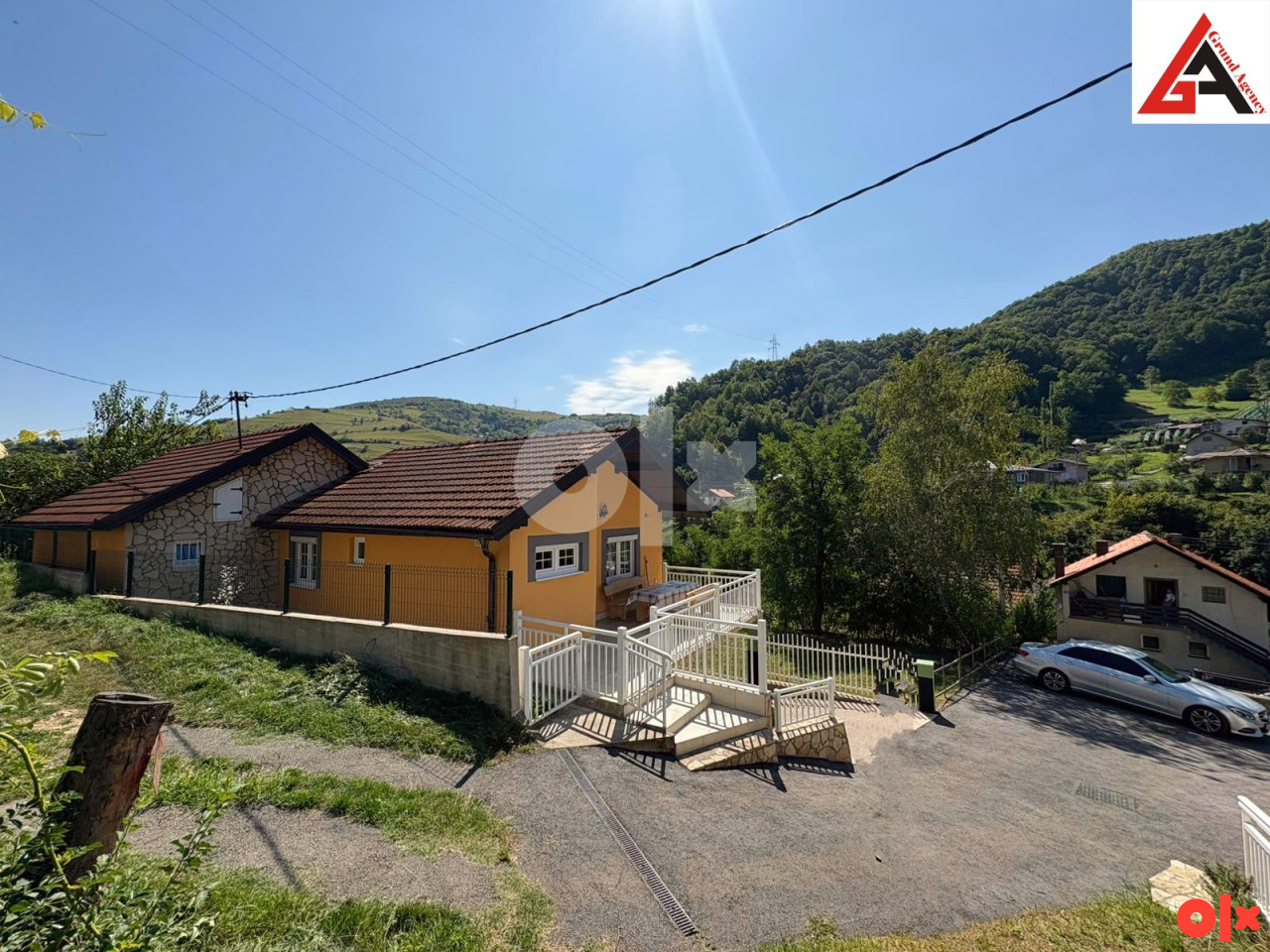 Kuća 300 m2 stamb. prostora sa garažom i 550 m2 okućnice - Zenica 17