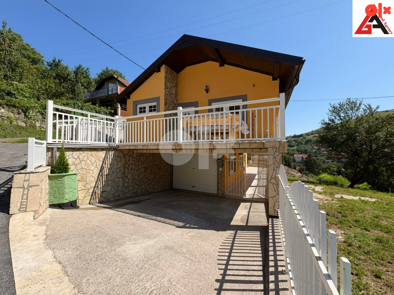 Kuća 300 m2 stamb. prostora sa garažom i 550 m2 okućnice - Zenica 19