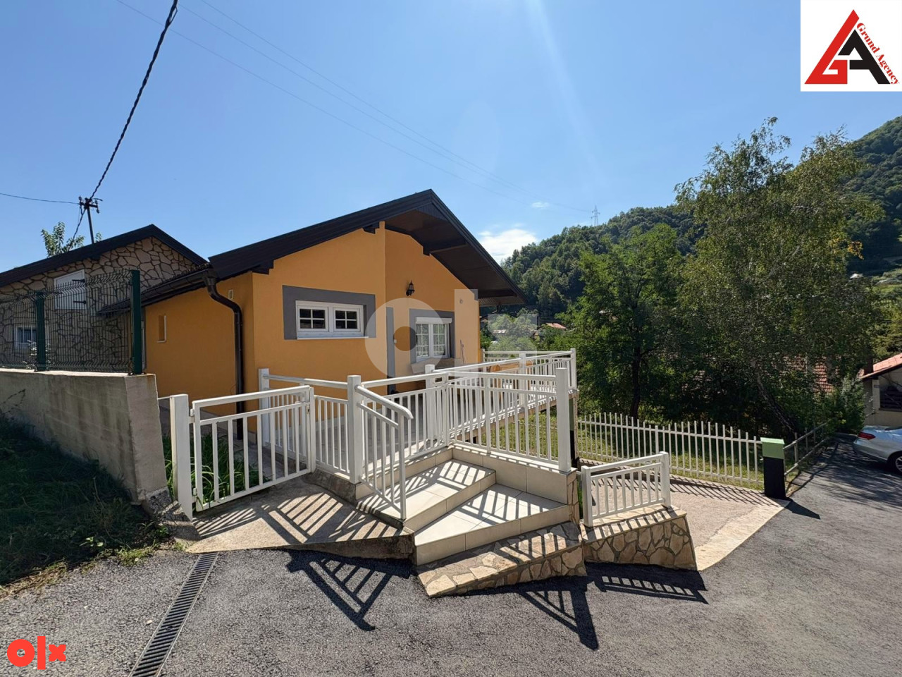 Kuća 300 m2 stamb. prostora sa garažom i 550 m2 okućnice - Zenica 20